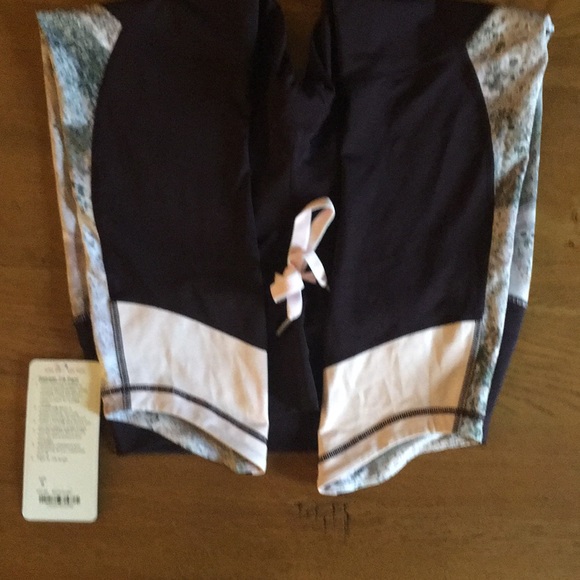 Lululemon crop leggings - Picture 3 of 3